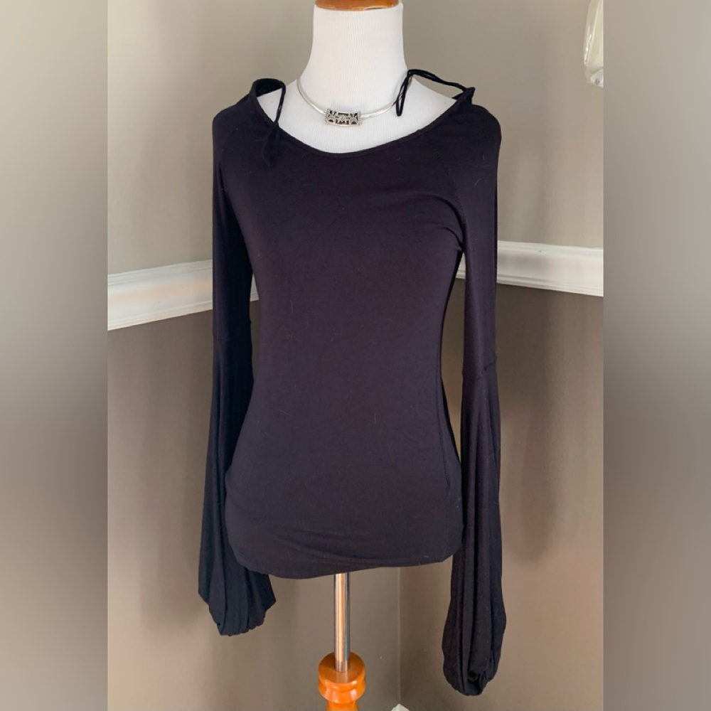 FREE PEOPLE ladies 95% rayon black “To the Tropics” size medium, long sleeve top